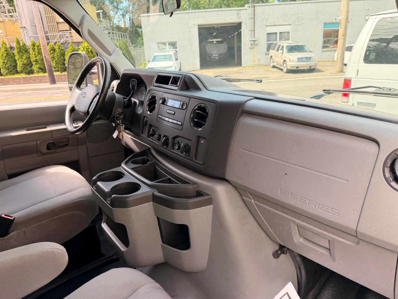 Ford Econoline E-350 Super Duty Extended 2014