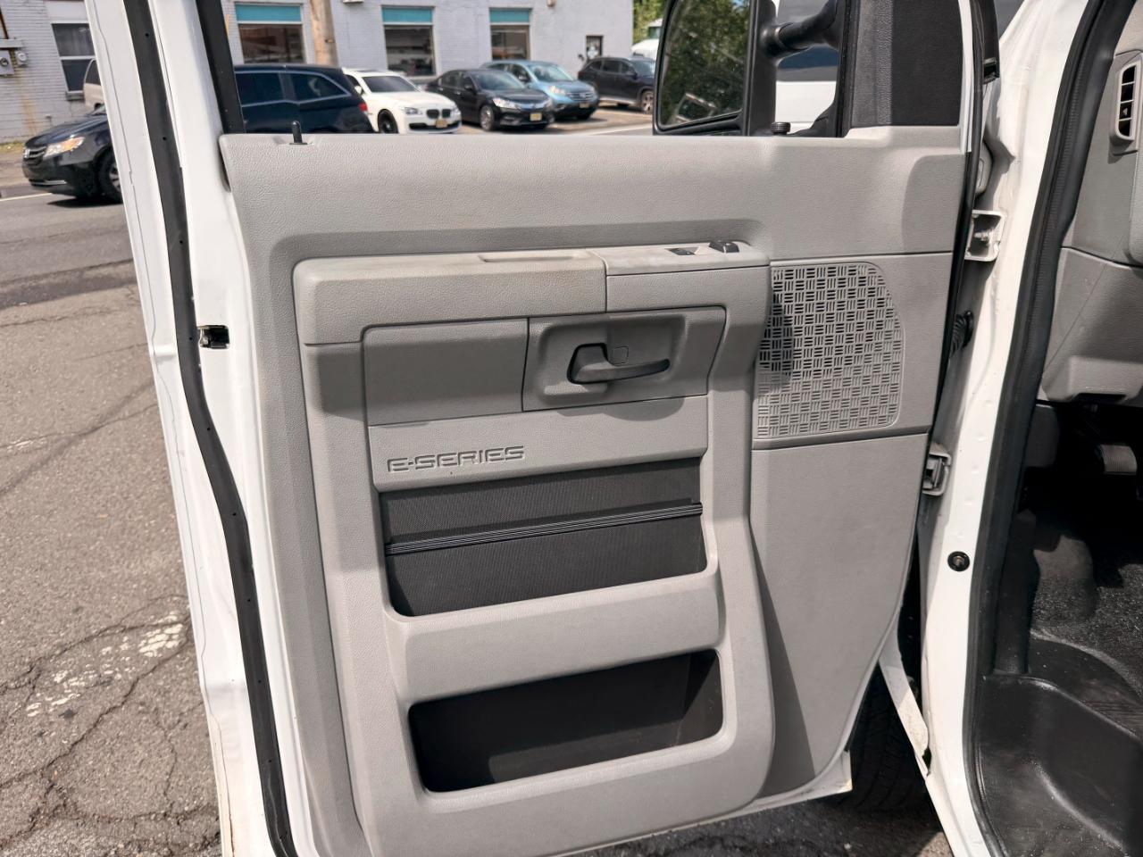 Ford Econoline E-350 Super Duty Extended 2014