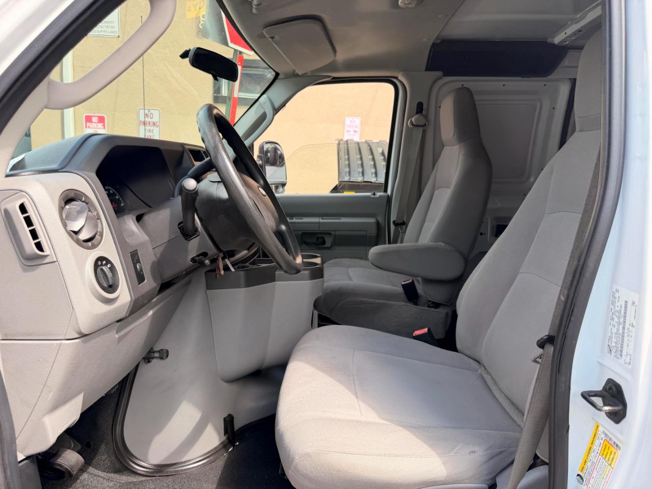 Ford Econoline E-350 Super Duty Extended 2014