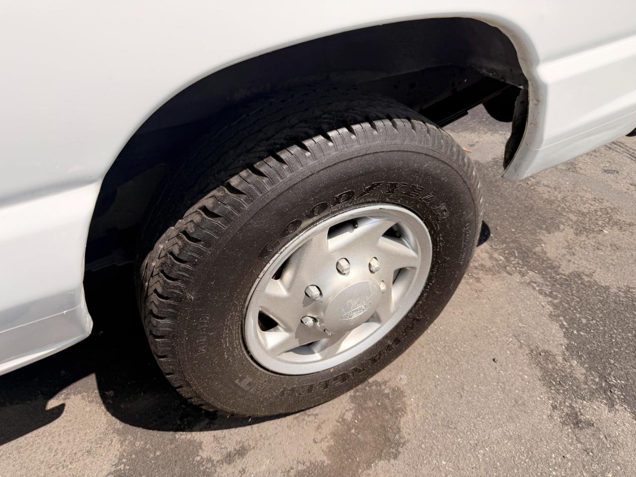 Ford Econoline E-250 2011
