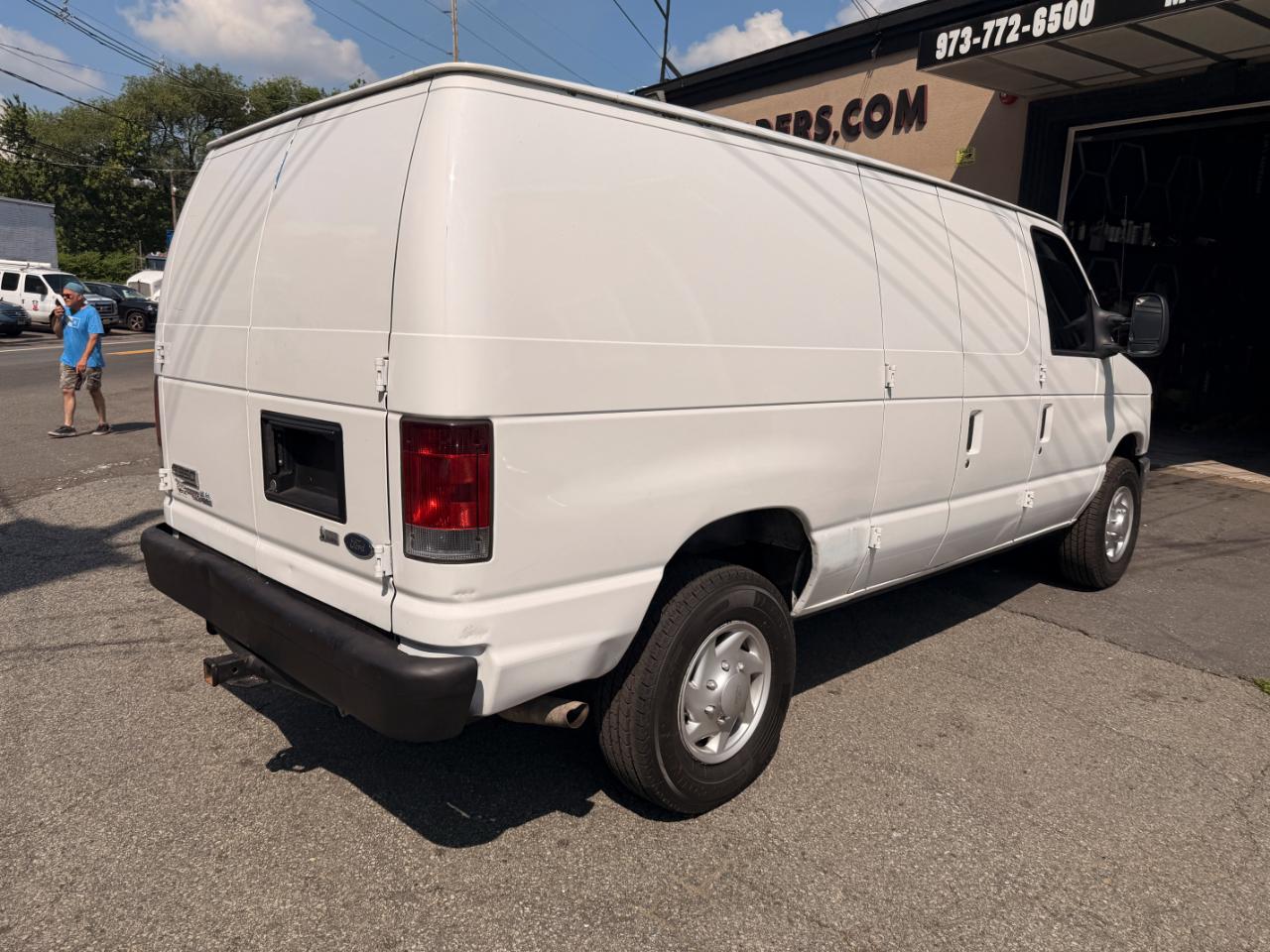 Ford Econoline E-350 Super Duty 2011