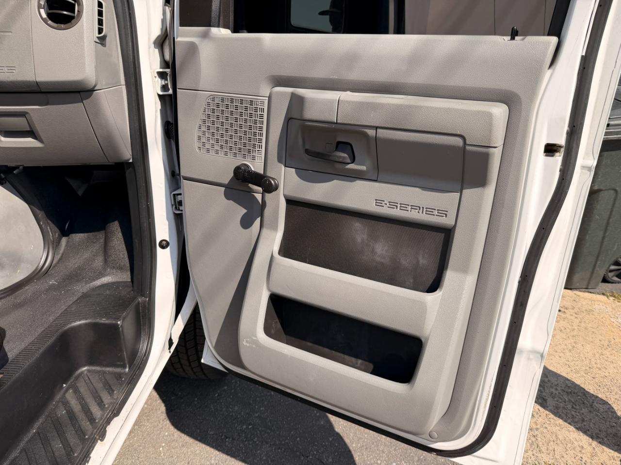 Ford Econoline E-350 Super Duty 2011
