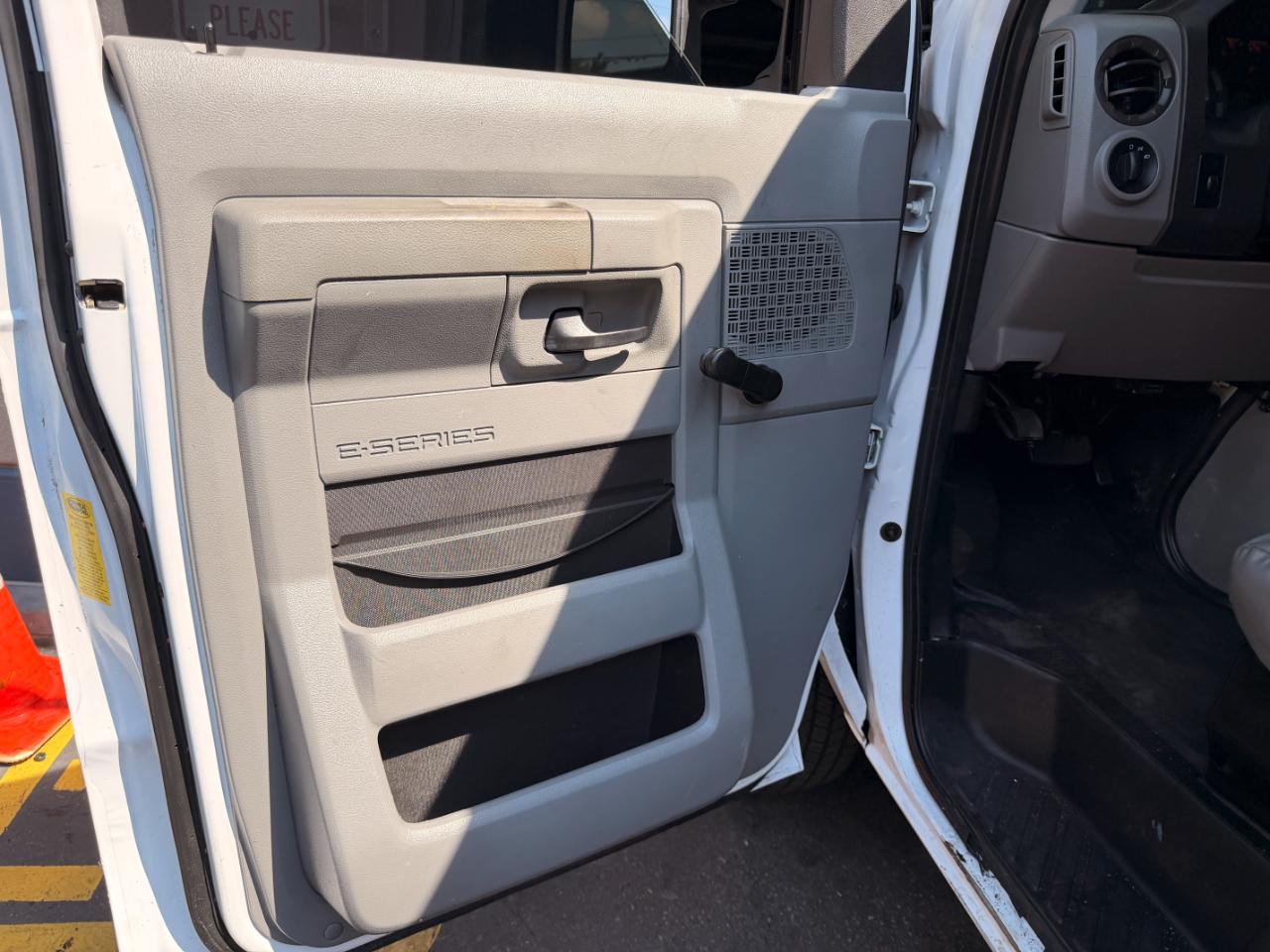 Ford Econoline E-350 Super Duty 2011