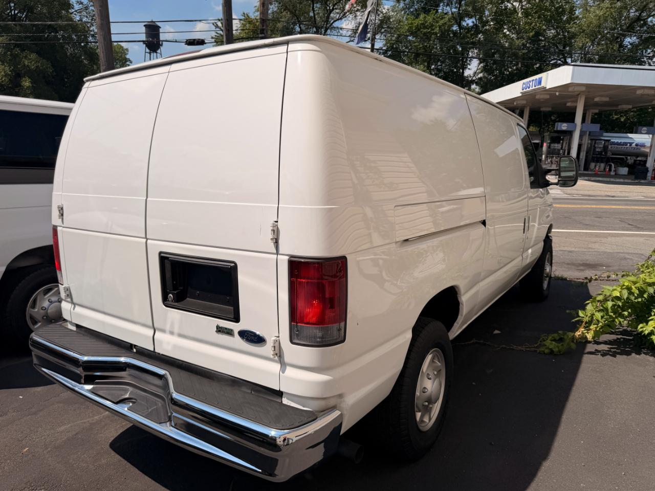 Ford Econoline E-350 Super Duty 2012