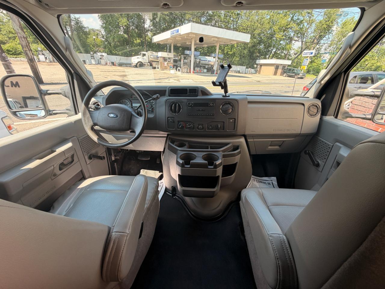 Ford Econoline E-350 Super Duty 2012