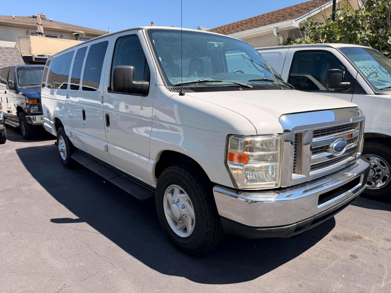 Ford Econoline E-350 XLT Super Duty Extended 2012
