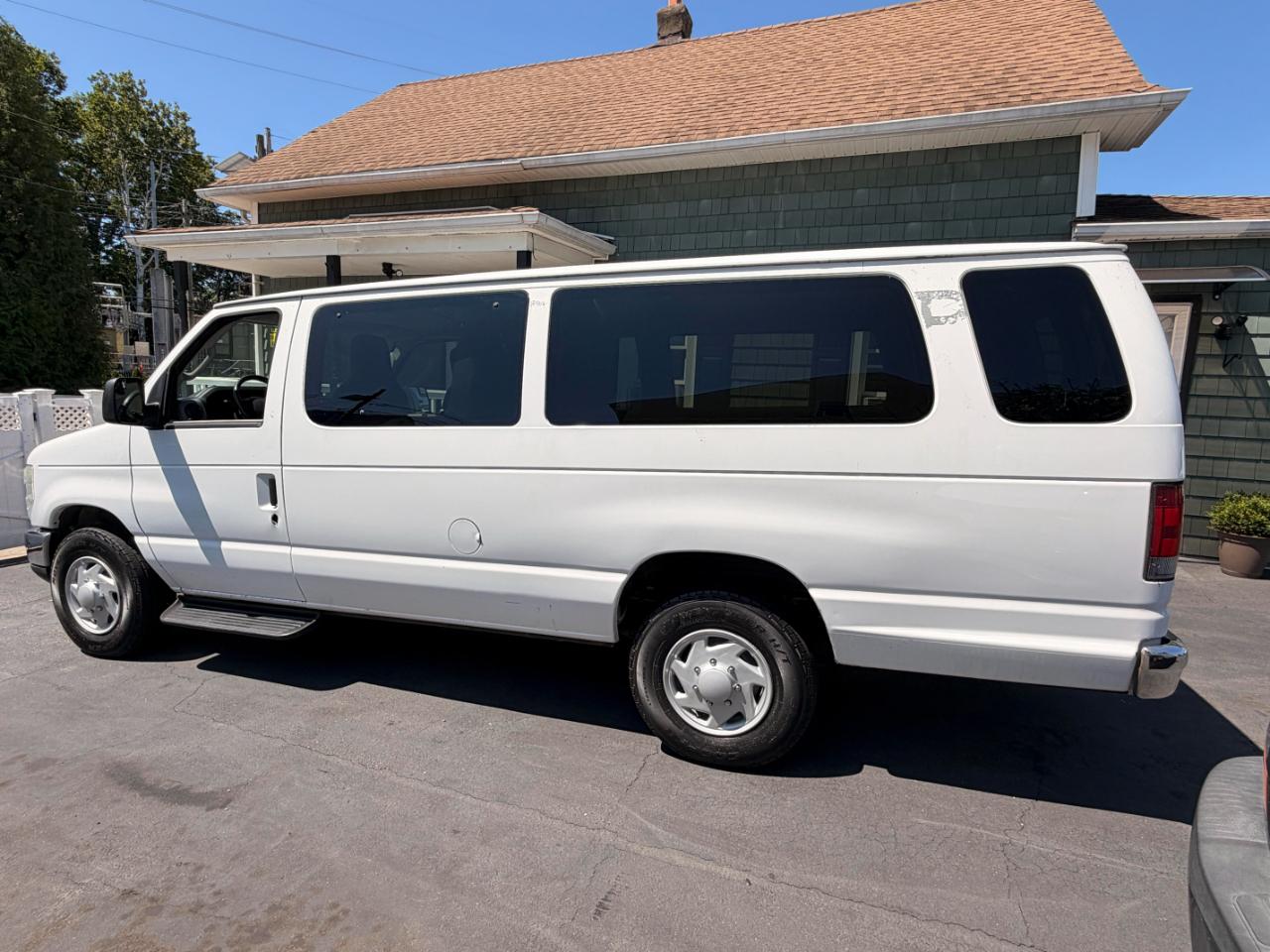 Ford Econoline E-350 XLT Super Duty Extended 2012