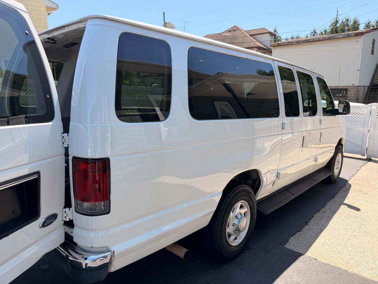Ford Econoline E-350 XLT Super Duty Extended 2012