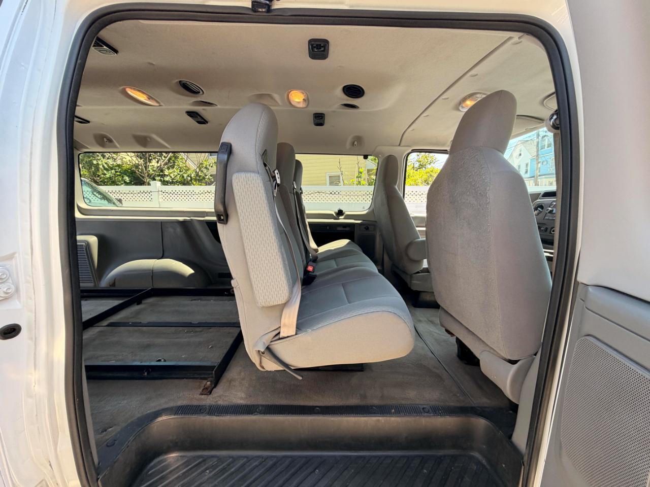 Ford Econoline E-350 XLT Super Duty Extended 2012