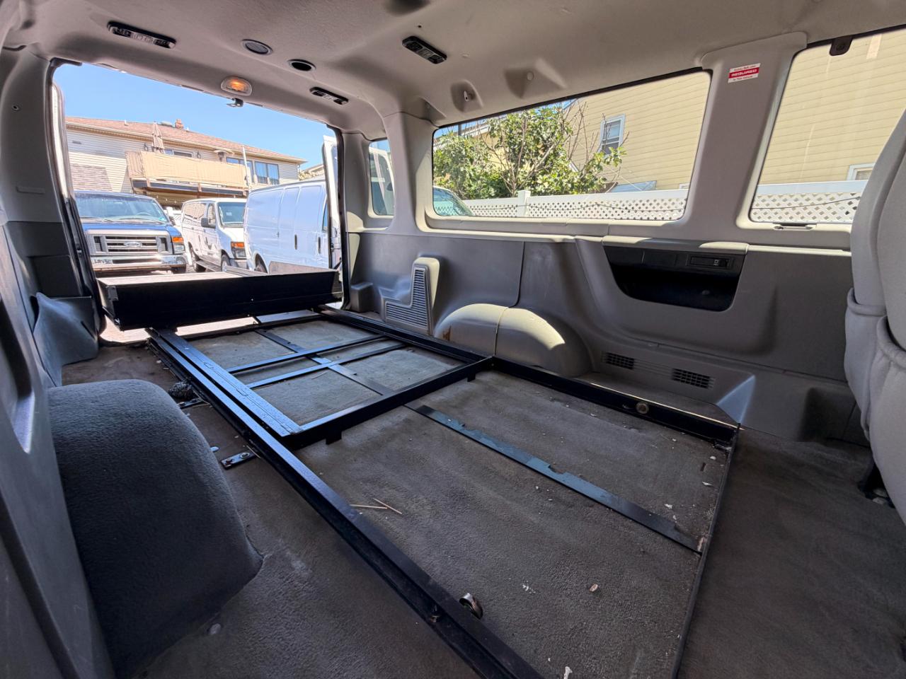 Ford Econoline E-350 XLT Super Duty Extended 2012