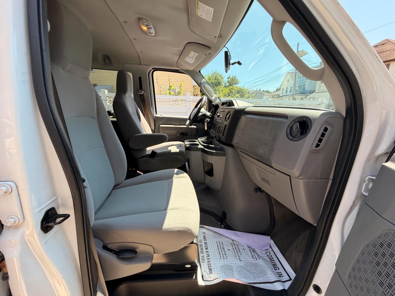 Ford Econoline E-350 XLT Super Duty Extended 2012