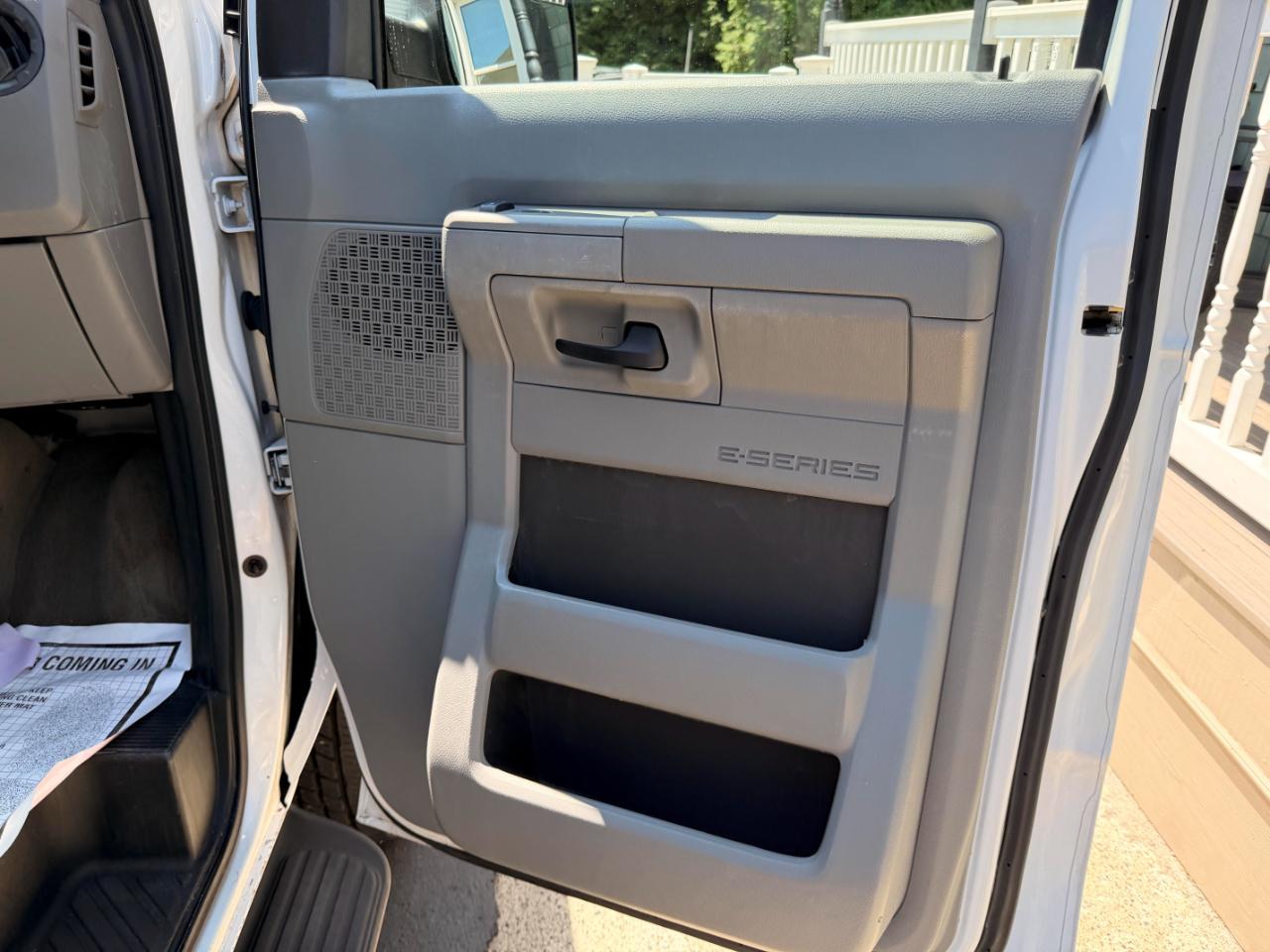 Ford Econoline E-350 XLT Super Duty Extended 2012