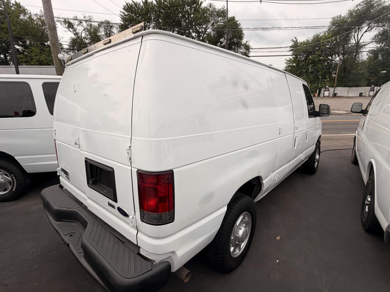 Ford Econoline E-350 Super Duty 2011