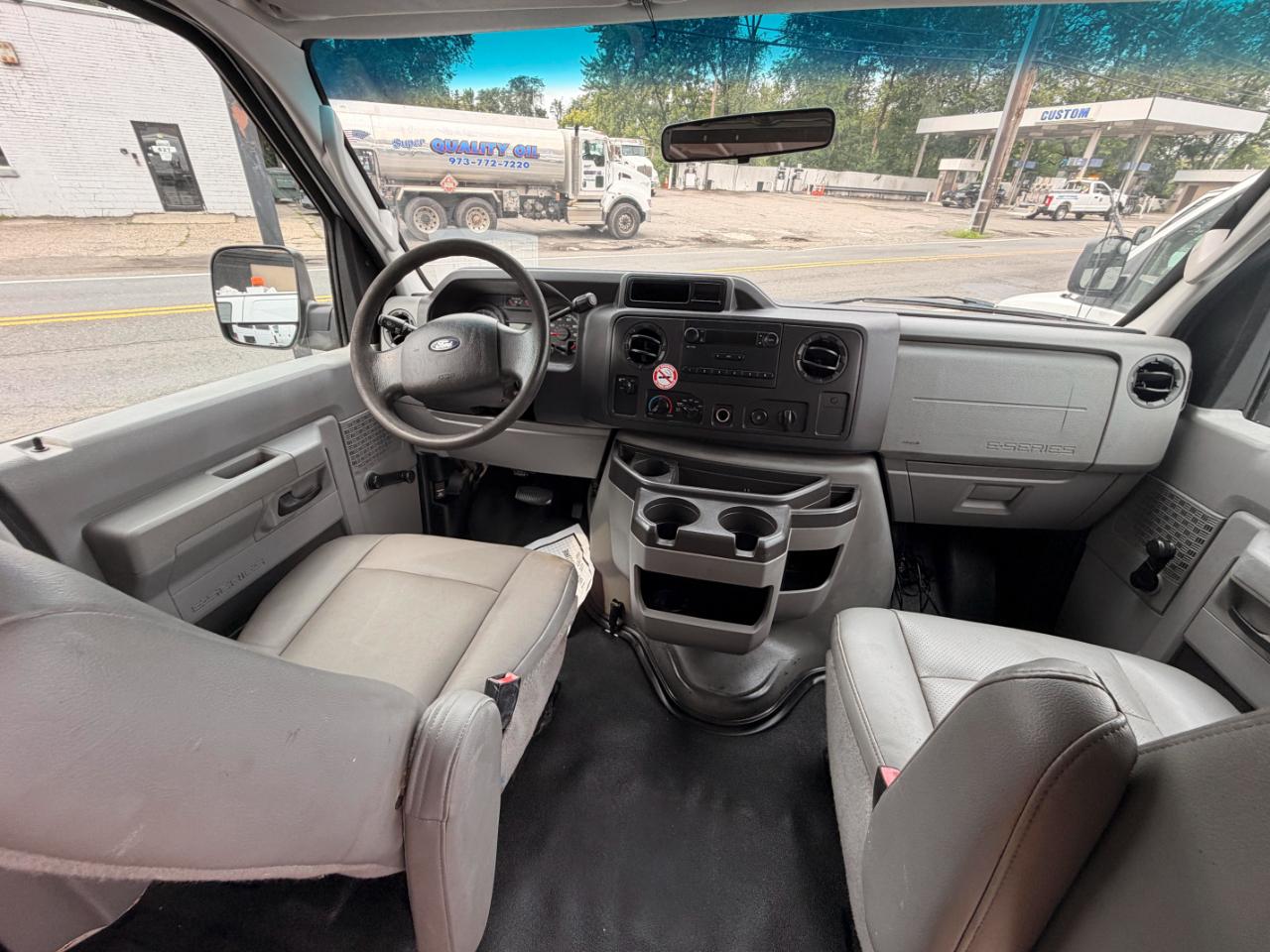 Ford Econoline E-350 Super Duty 2011