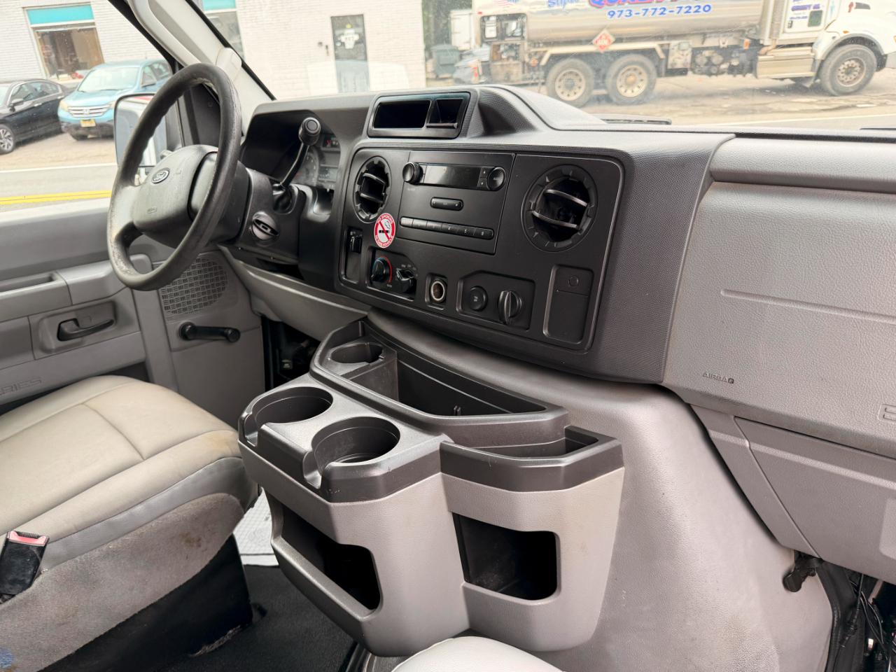 Ford Econoline E-350 Super Duty 2011