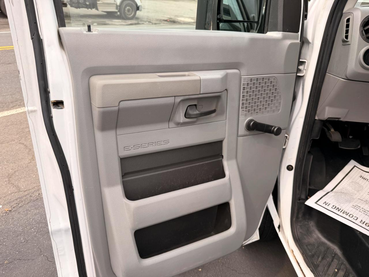Ford Econoline E-350 Super Duty 2011