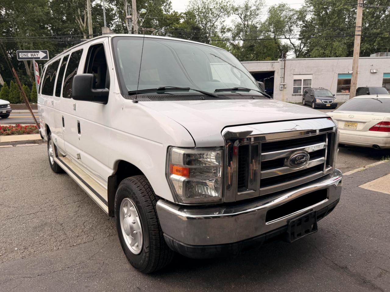 Ford Econoline E-350 XLT Super Duty Extended 2012