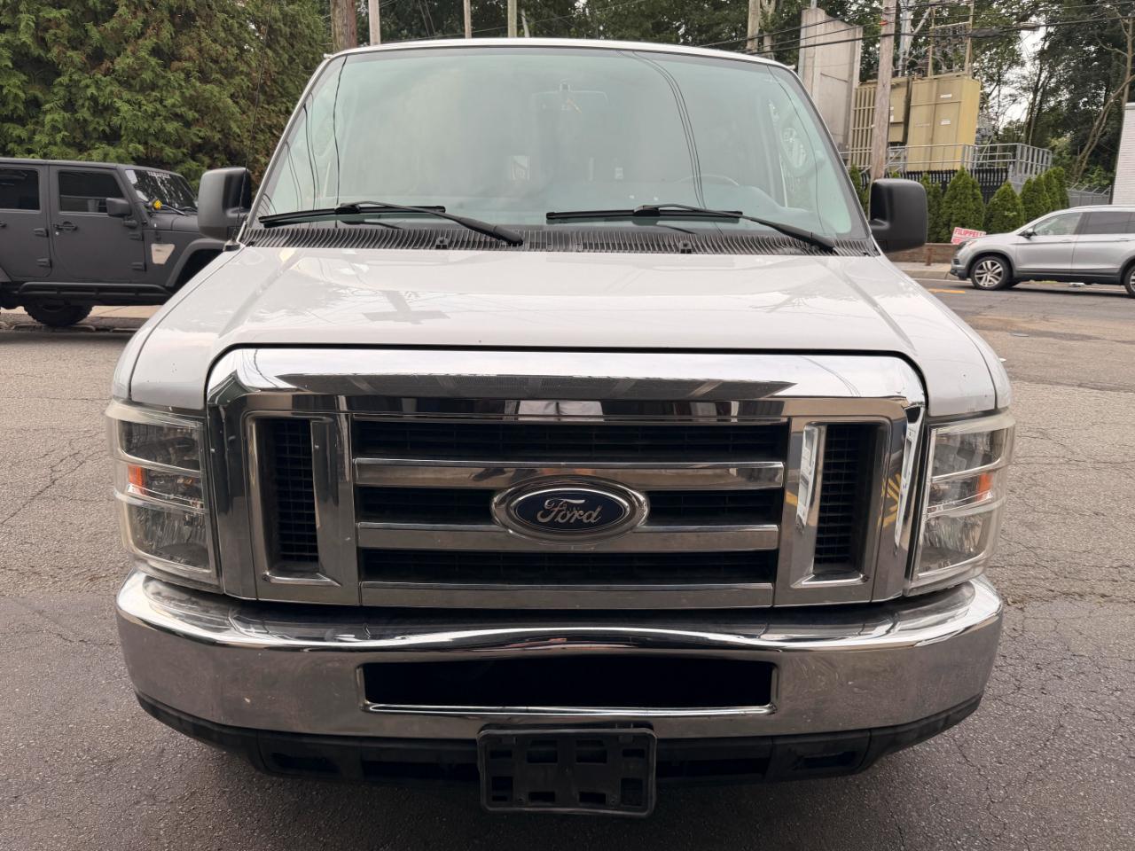 Ford Econoline E-350 XLT Super Duty Extended 2012