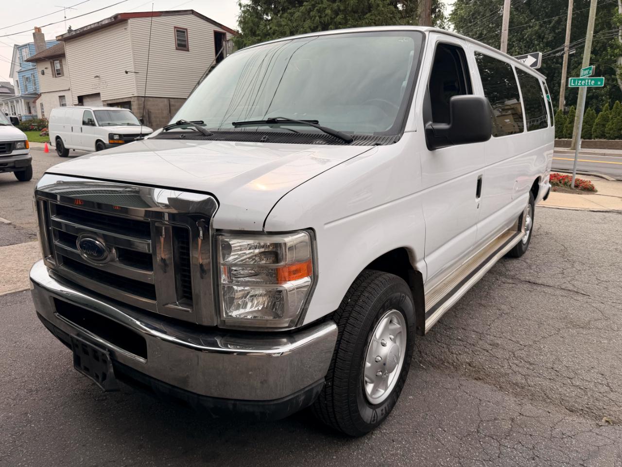 Ford Econoline E-350 XLT Super Duty Extended 2012