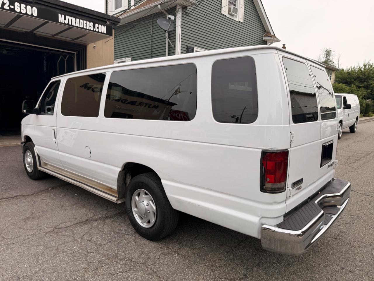 Ford Econoline E-350 XLT Super Duty Extended 2012