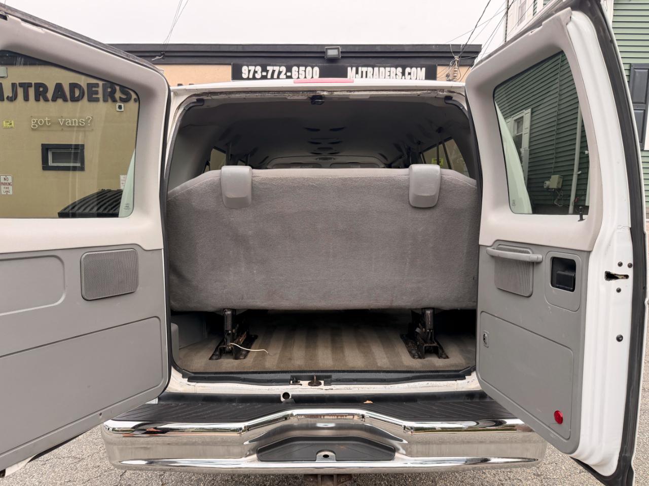 Ford Econoline E-350 XLT Super Duty Extended 2012