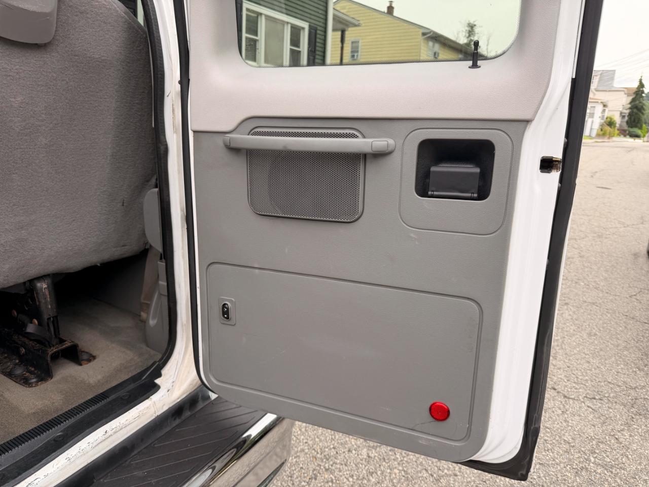 Ford Econoline E-350 XLT Super Duty Extended 2012