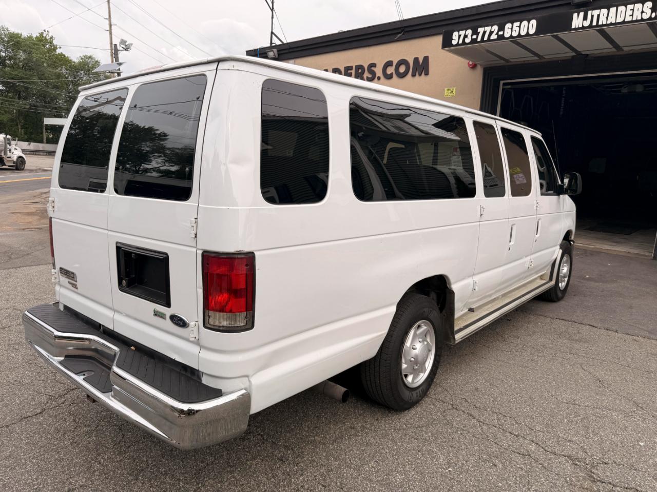 Ford Econoline E-350 XLT Super Duty Extended 2012