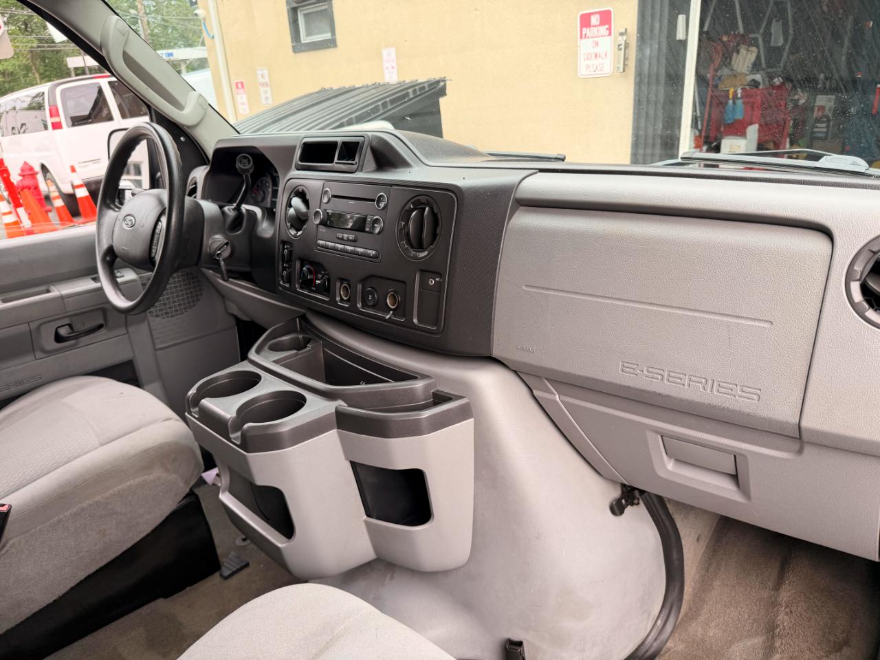 Ford Econoline E-350 XLT Super Duty Extended 2012