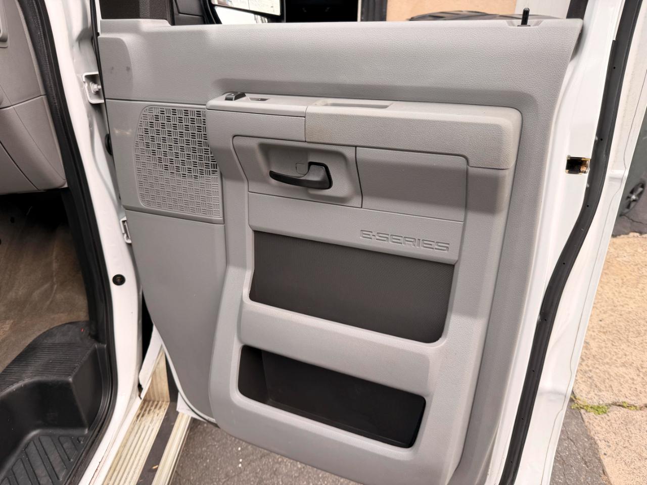 Ford Econoline E-350 XLT Super Duty Extended 2012