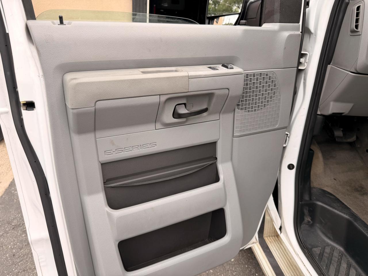 Ford Econoline E-350 XLT Super Duty Extended 2012