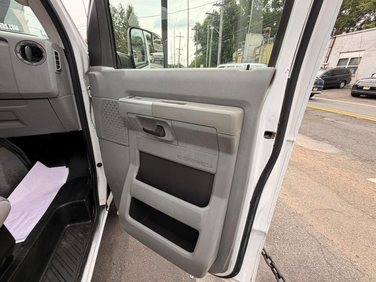 Ford Econoline E-350 XLT Super Duty Extended 2012