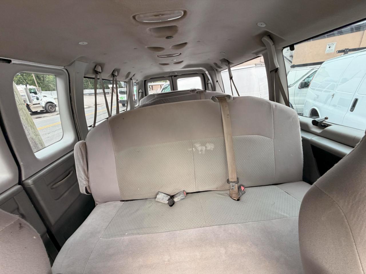 Ford Econoline E-350 XLT Super Duty Extended 2012