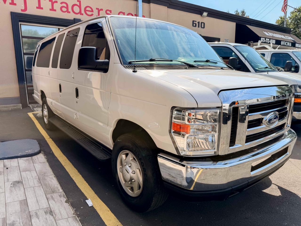 Ford Econoline E-350 XLT Super Duty Extended 2013