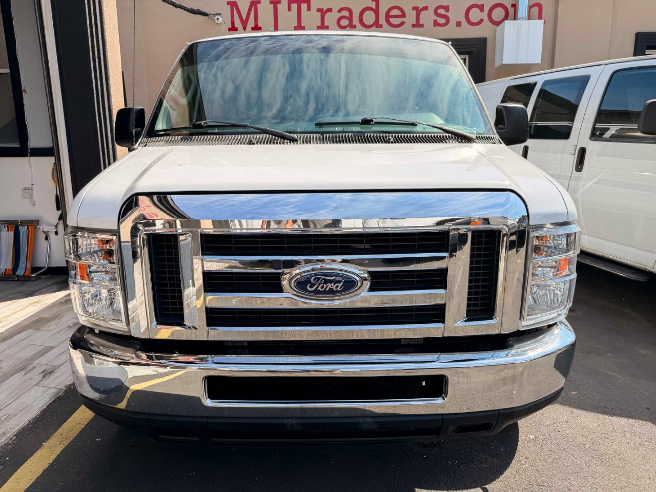 Ford Econoline E-350 XLT Super Duty Extended 2013