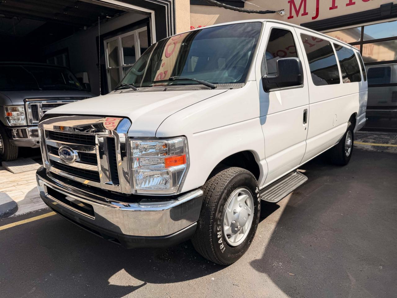 Ford Econoline E-350 XLT Super Duty Extended 2013
