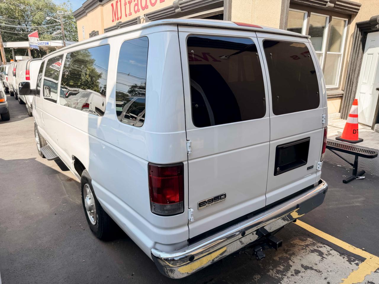 Ford Econoline E-350 XLT Super Duty Extended 2013
