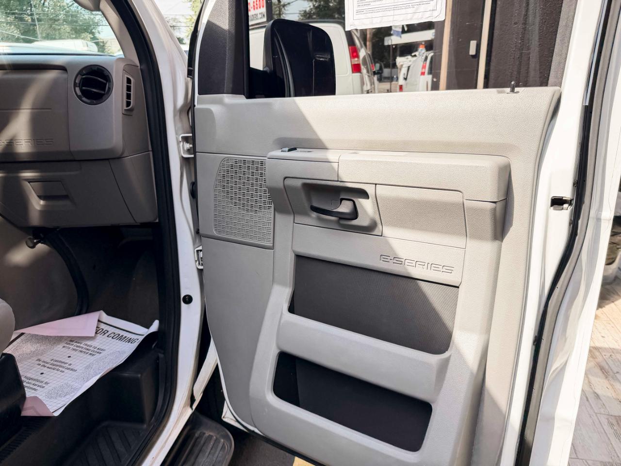 Ford Econoline E-350 XLT Super Duty Extended 2013