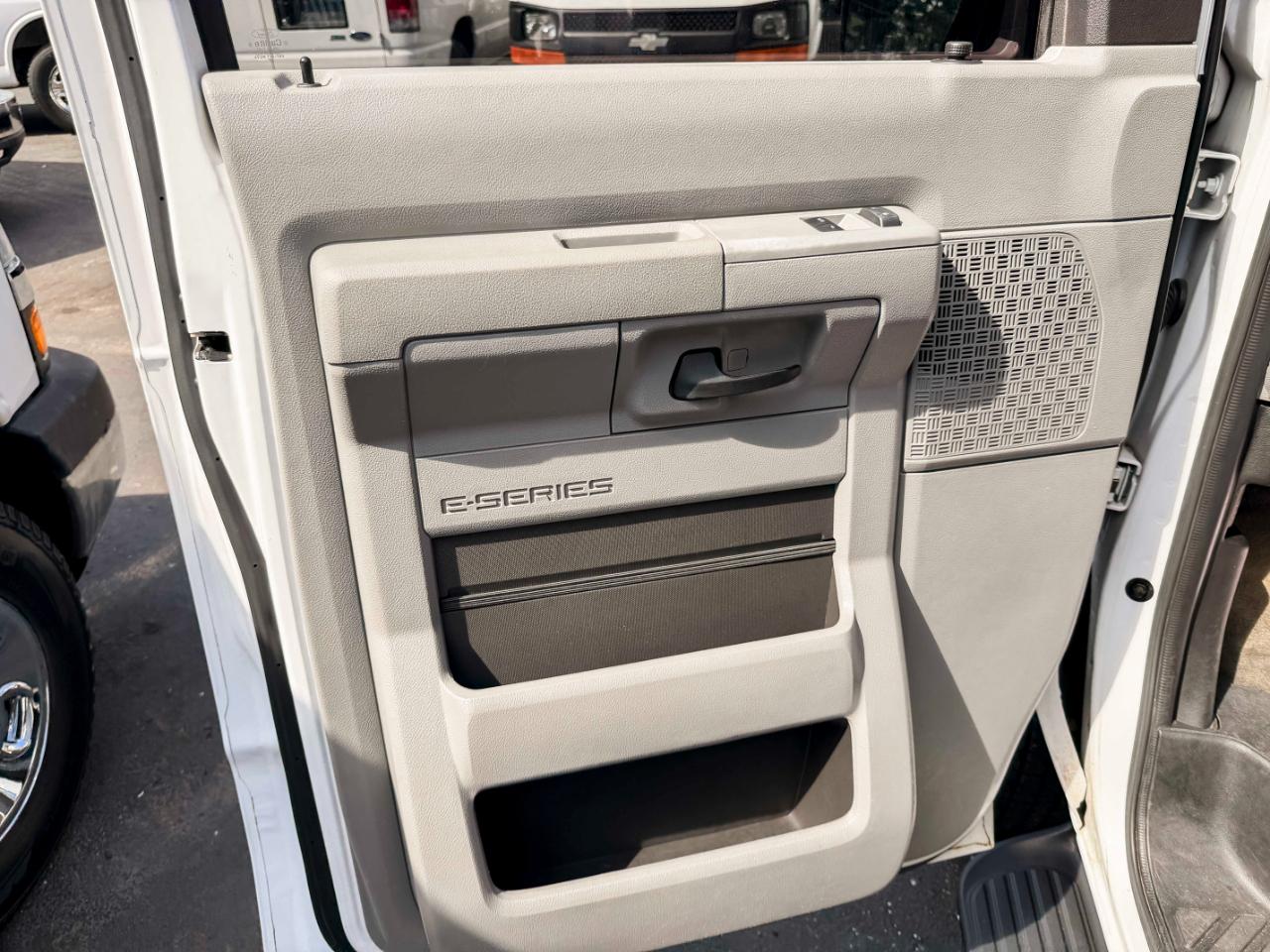 Ford Econoline E-350 XLT Super Duty Extended 2013