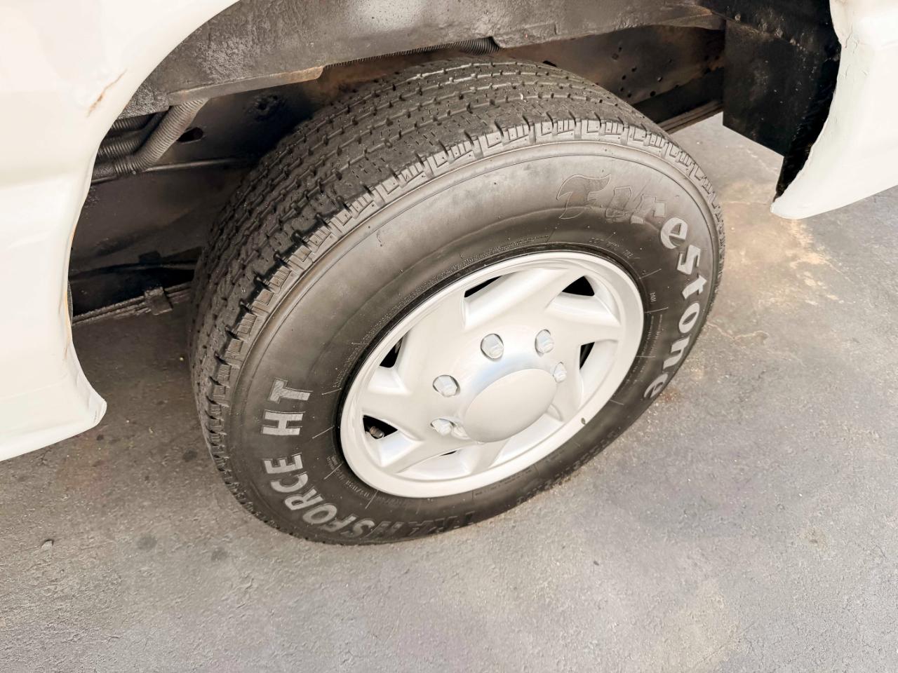 Ford Econoline E-350 Super Duty 2011