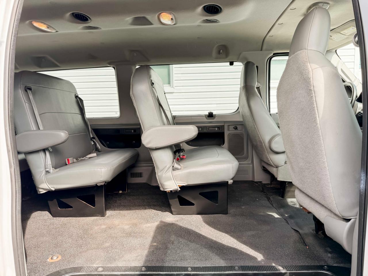 Ford Econoline E-350 Super Duty 2011