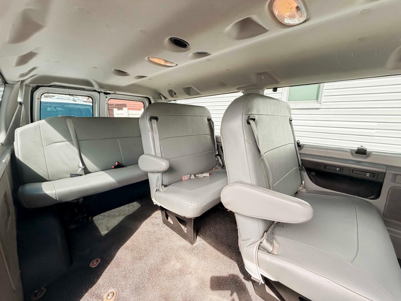 Ford Econoline E-350 Super Duty 2011