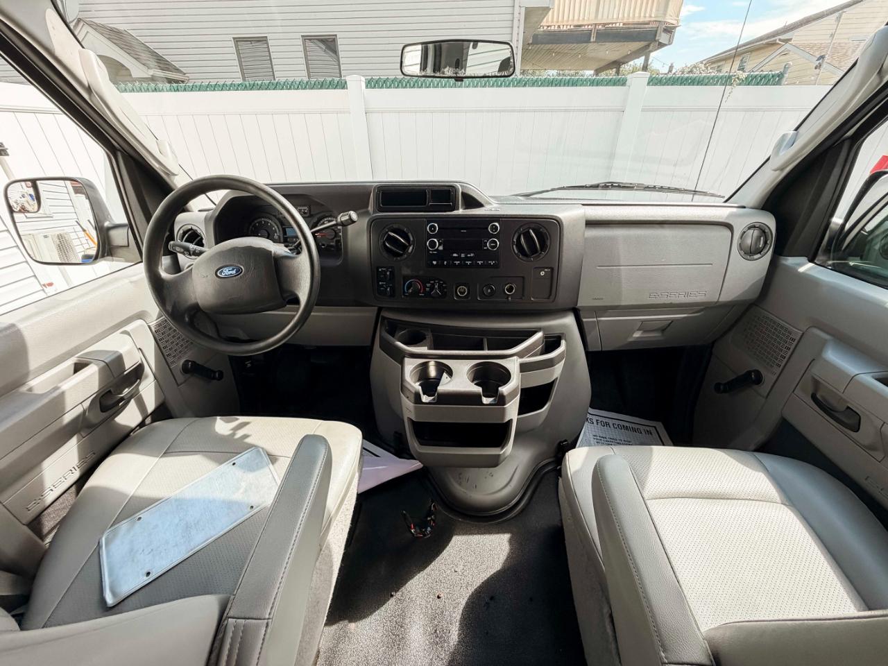 Ford Econoline E-350 Super Duty 2011