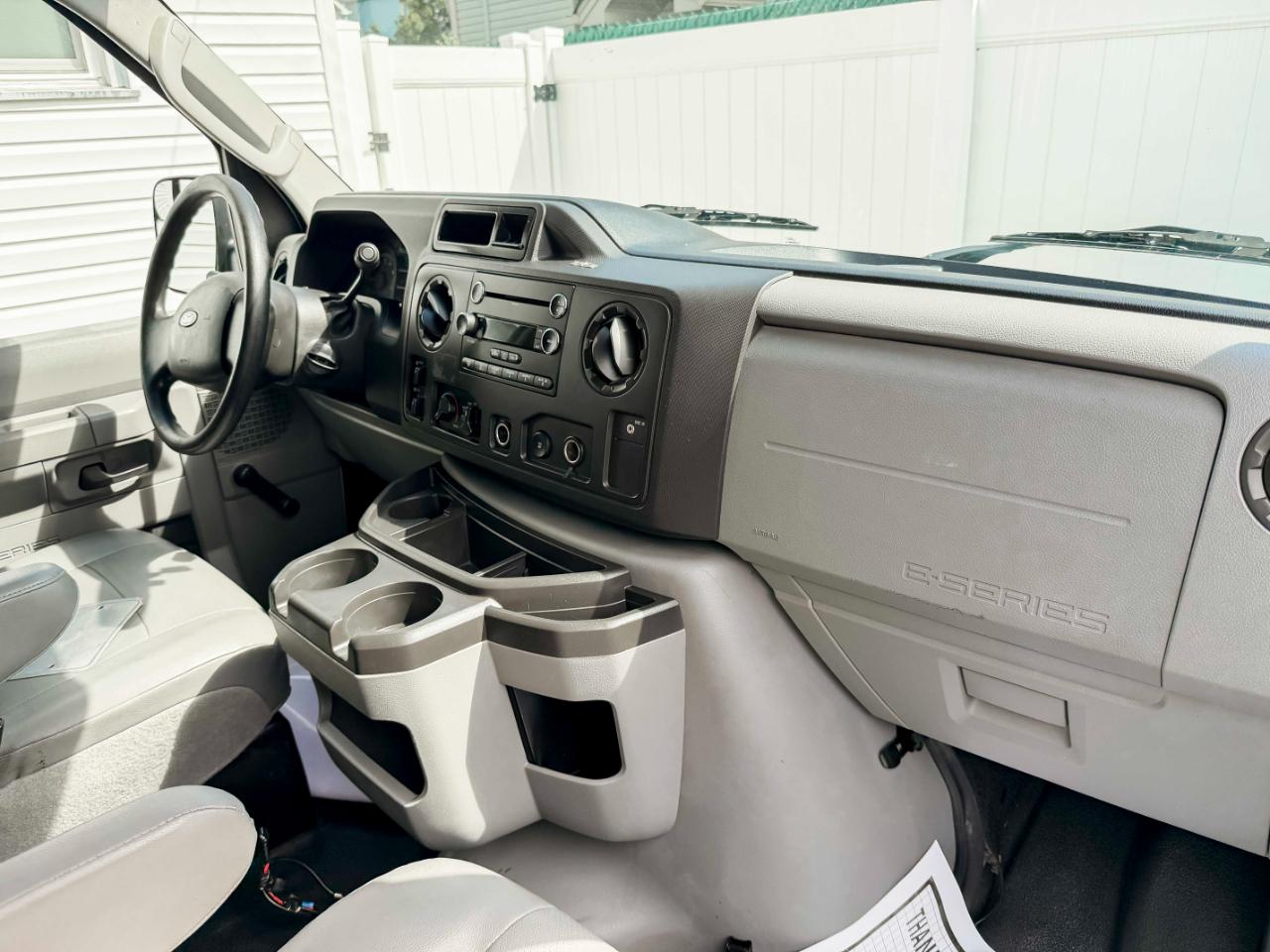 Ford Econoline E-350 Super Duty 2011