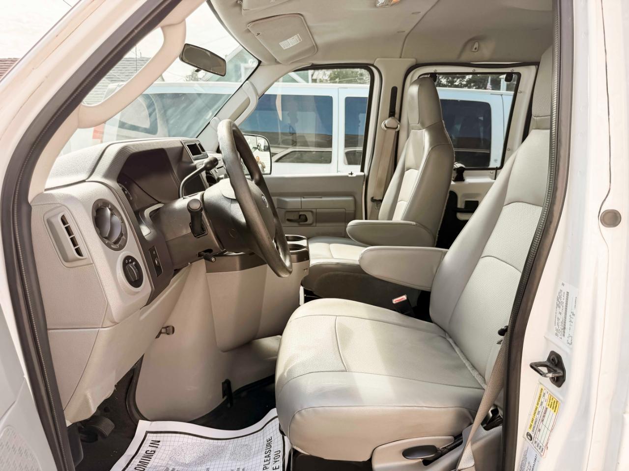 Ford Econoline E-350 Super Duty 2011