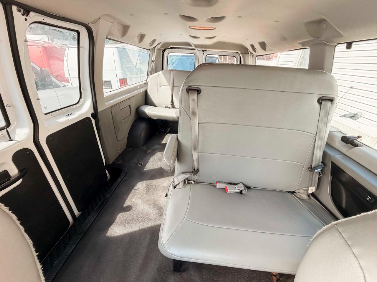Ford Econoline E-350 Super Duty 2011