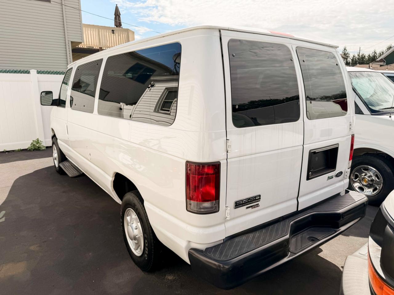 Ford Econoline E-350 Super Duty 2011