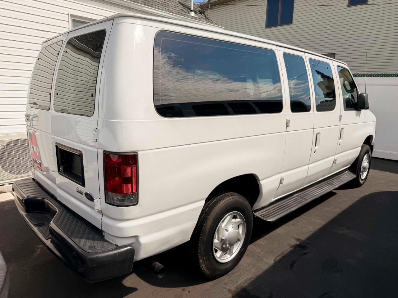 Ford Econoline E-350 Super Duty 2011