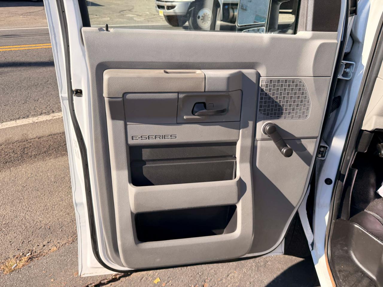 Ford Econoline E-350 Super Duty 2009