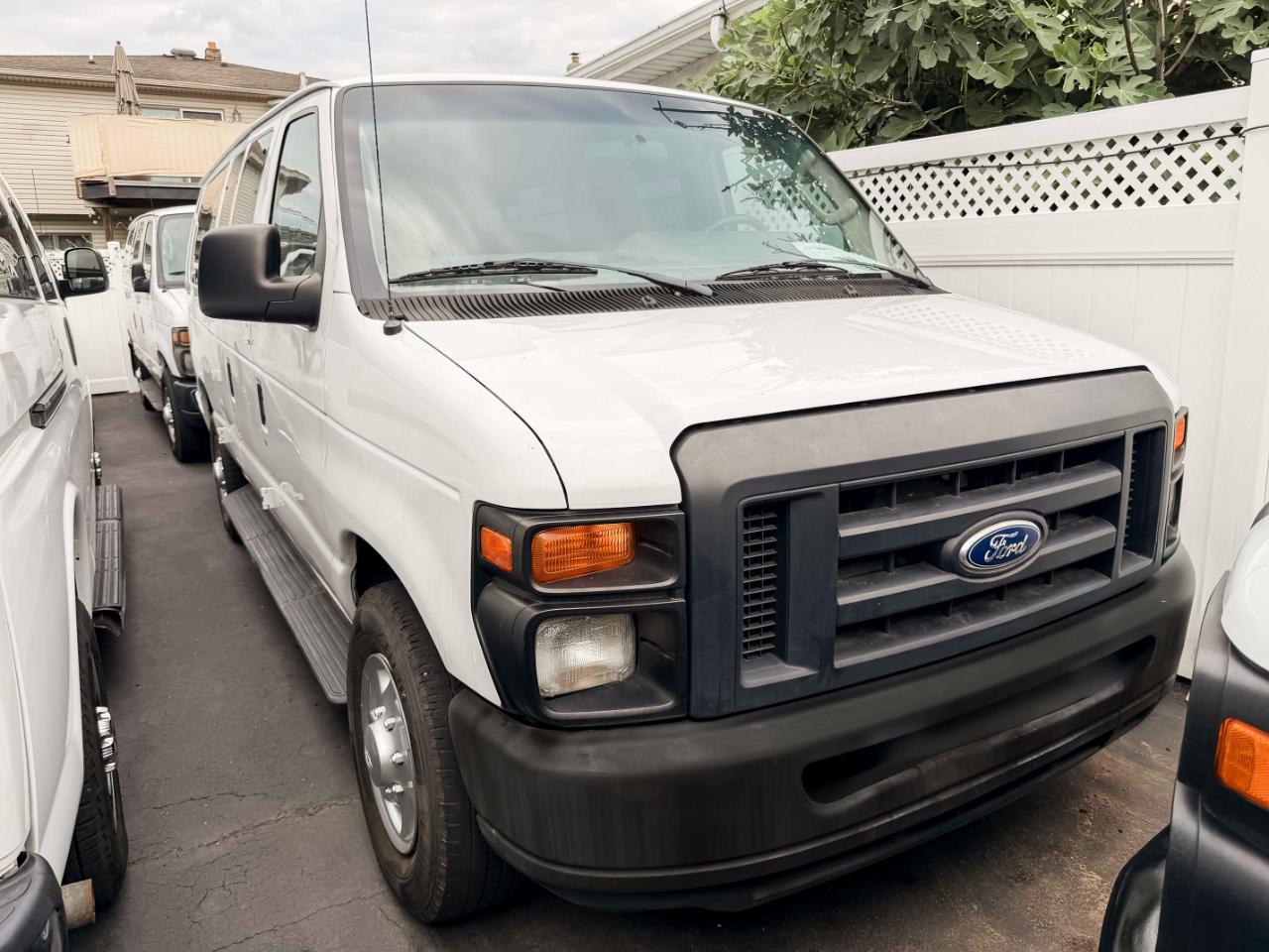Ford Econoline E-350 XLT Super Duty Extended 2013