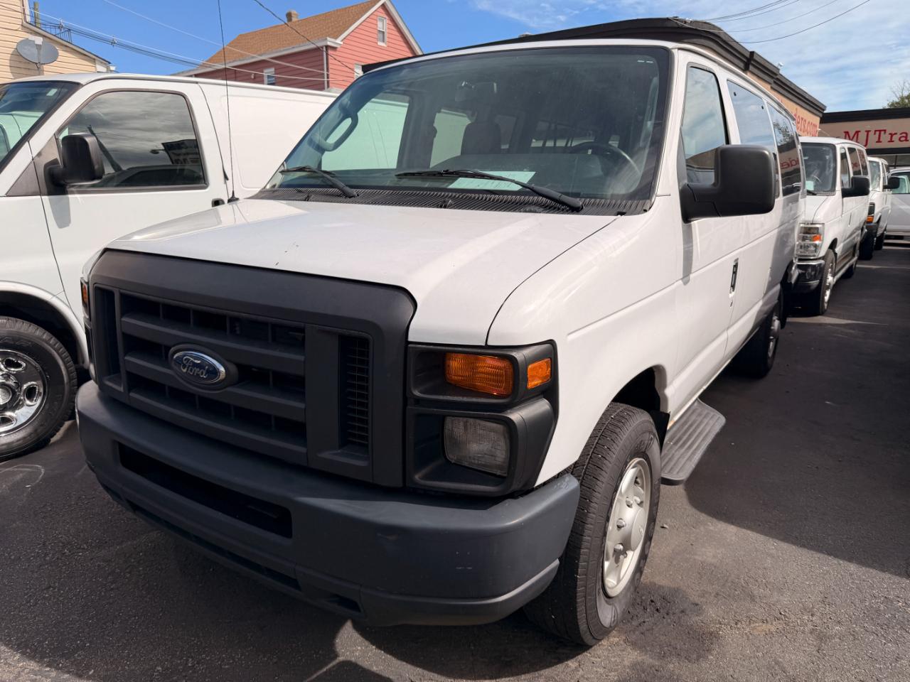 Ford Econoline E-350 XLT Super Duty Extended 2013